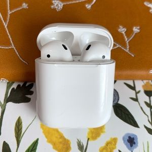 Apple 2nd Gen Airpods with Pink HeyDay Case